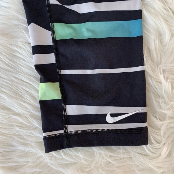 Nike Pro Dri-Fit Capri Fitted Striped Leggings - Picture 3 of 7